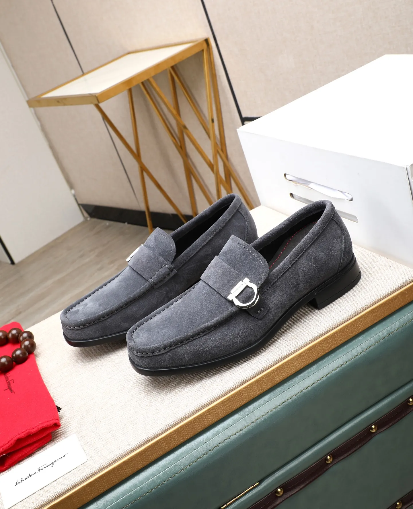 Men's clothing and shoes 💰700📛📛High-end goods! Salvatore Ferragamo is the world's top luxury footwear brand. It comes from Italy, the kingdom of fashion. It is famous all over the world for its traditional handmade design and novel styles... 🚶🏻🚶🏻 Top-quality suit shoes are sold simultaneously at the counter. This style is purely handmade. The fabric is imported Italian calfskin➕soft water-dyed cowhide lining. Specially available with original deep rubber outsole🌀🌀Size: 38➖44